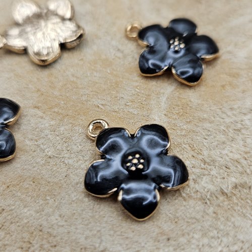 Breloque fleur noire émaillée – alliage doré