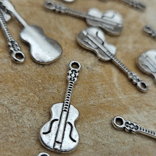 Breloque guitare – argent vieilli