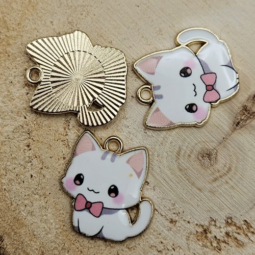 Breloque chat émaillé blanc et rose – pendentif kawaii doré – fourniture pour créations de bijoux et loisirs créatifs