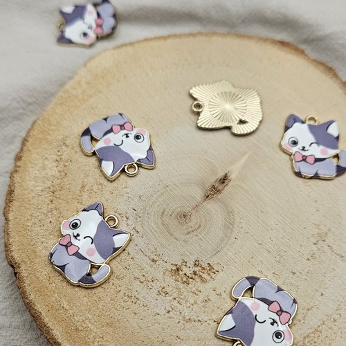 Breloque chat émaillé gris et rose – pendentif kawaii doré – fourniture pour créations de bijoux – mercerie
