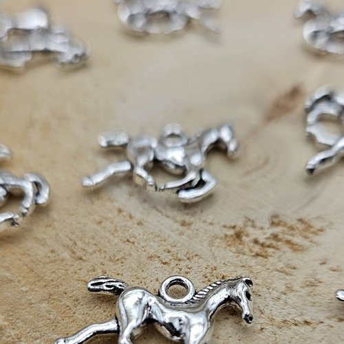 Breloque cheval en métal argenté – pendentif équestre – fourniture pour créations de bijoux et loisirs créatifs