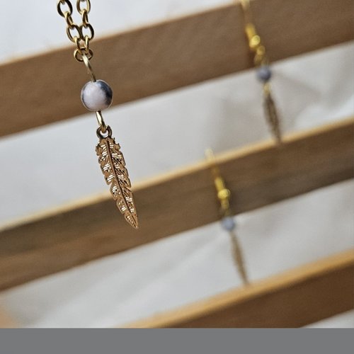 Collier plume doré et jaspe zèbre rose – bijou fait main, symbole de liberté et d’harmonie