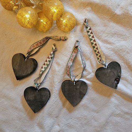 Suspensions de noël en cœur de bois revalorisé – ruban décoratif
