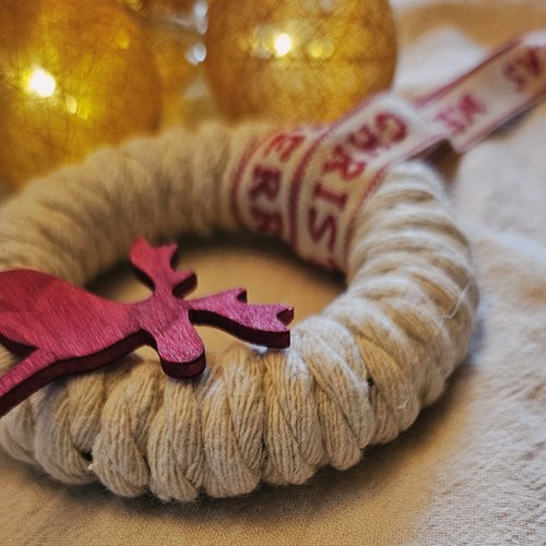 Suspension de noël – renne rouge & couronne en corde – pièce revalorisée