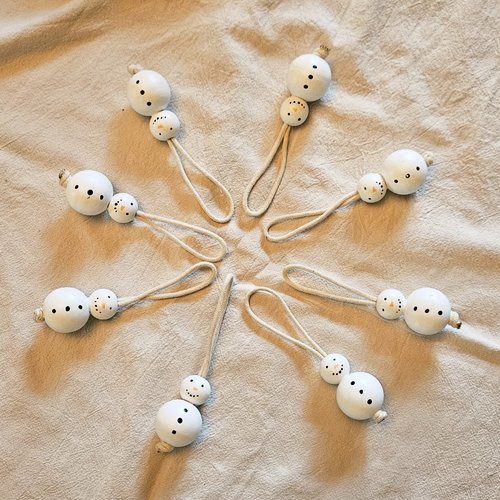 Suspension bonhomme de neige en perles de bois peintes – décoration de noël – fait main