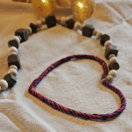 Grande suspension murale en cœur – textile & perles en bois – création upcyclée