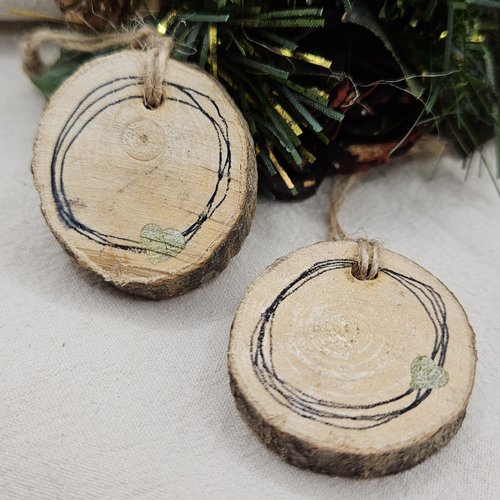 Lot de 2 rondins naturels décorés – suspensions de noël rustiques & uniques