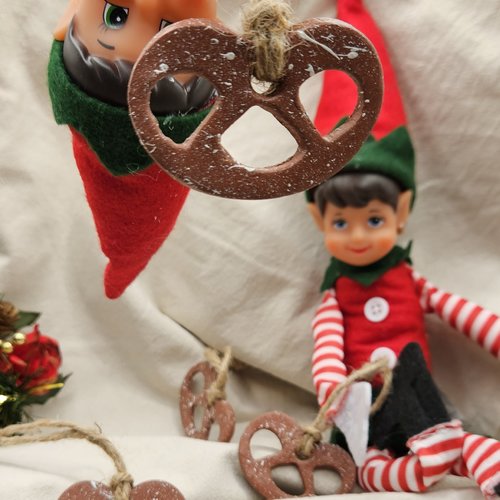 Bretzel décoratif façon biscuit – suspension de noël rustique