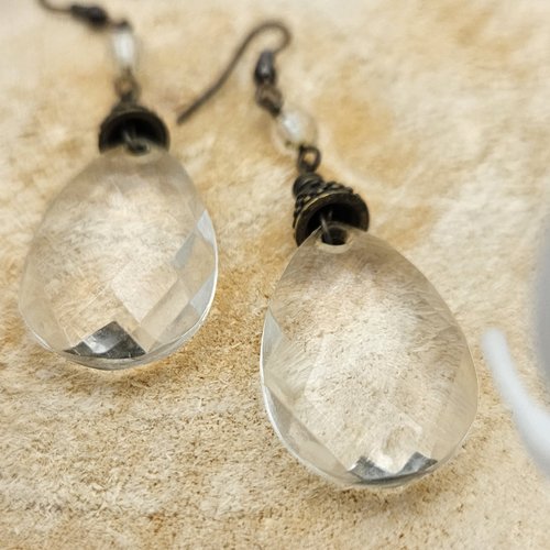 Boucles d’oreilles bohèmes goutte transparente – pièce unique – matériaux de seconde vie