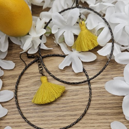 Boucles d’oreilles créoles bohèmes – pompons jaunes – pièce unique en matériaux de seconde vie