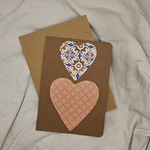 Carte de vœux double – cœurs en papier décoré, tons doux et chaleureux
