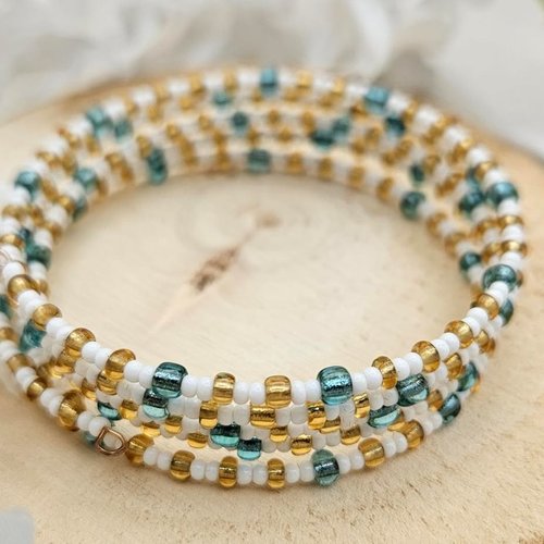 Bracelet mémoire de forme 5 tours – perles de seconde vie – reflets bleu lagon et doré – pièce unique