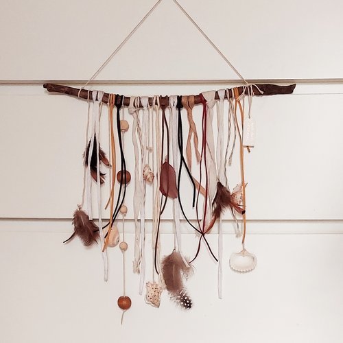 Suspension murale en bois flotté – décoration bohème avec plumes, coquillages et rubans