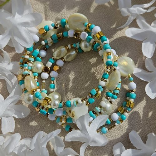 Bracelet bohème bleu et blanc – 6 tours en perles nacrées et coquillage