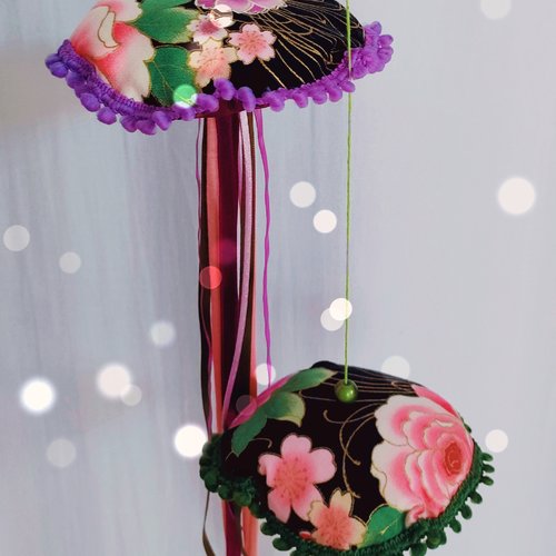 Duo de méduses en tissu imprimé motifs japonais à suspendre ayaka