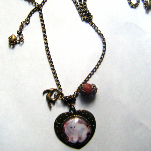 Pendentif cabochon forme cœur, chaton blanc