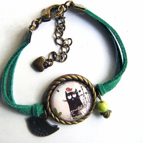 Bracelet cabochon  "chat et oiseau"  tour de poignet suédine verte.