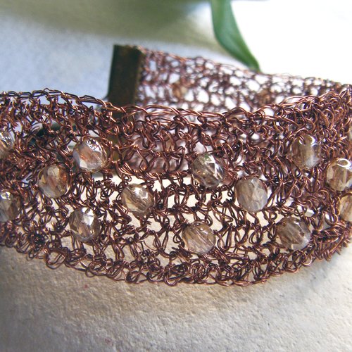 Bracelet en métal crocheté couleur cuivre et perles de verre