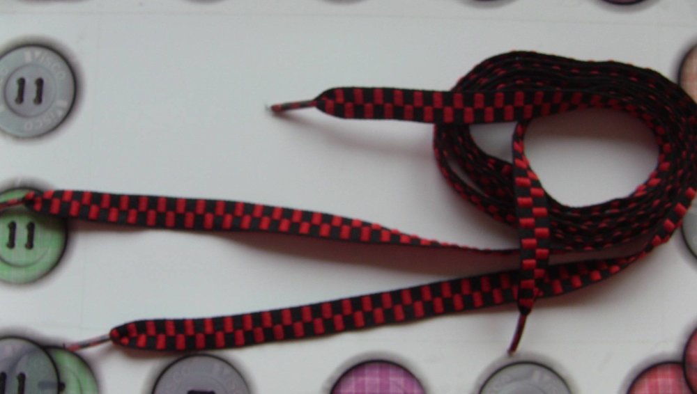 lacets rouge et noir