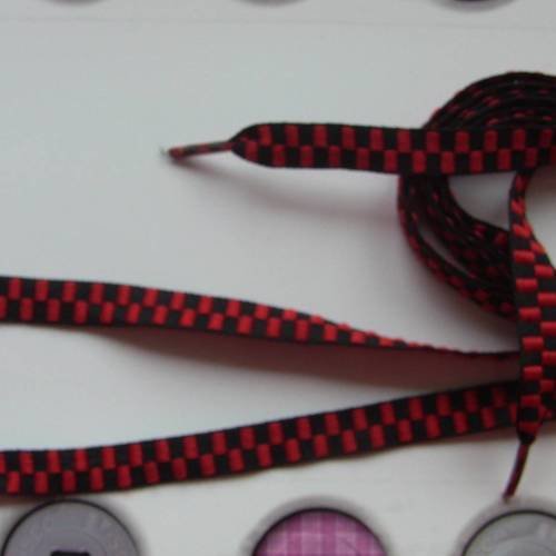 lacet rouge et noir