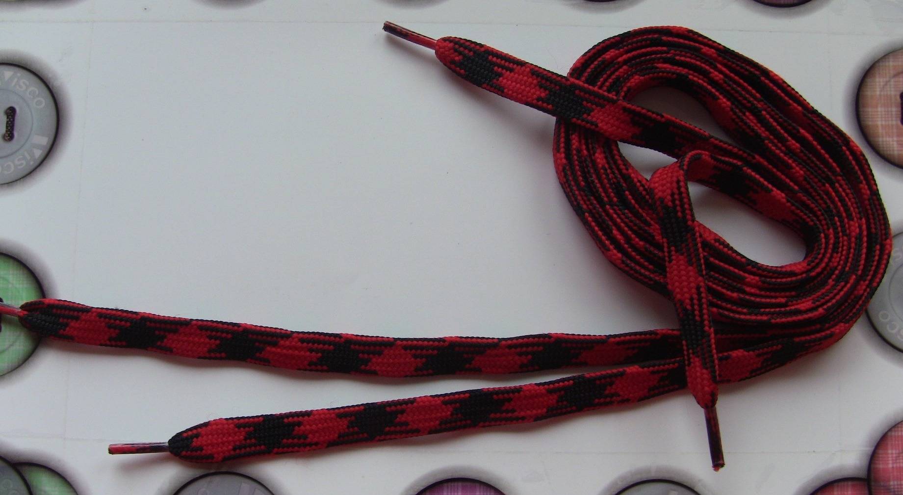 lacet rouge et noir