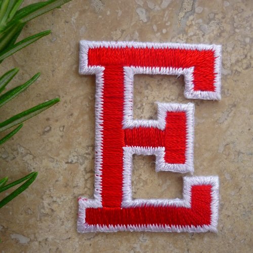 Lettre initiale"e" rouge et blanche