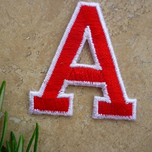 Lettre initiale "a" rouge et blanche