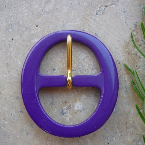 Boucle de ceinture violet légèrement ovale