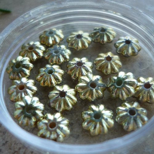 Lot de 19 perles en forme de fleurs dorées vintage