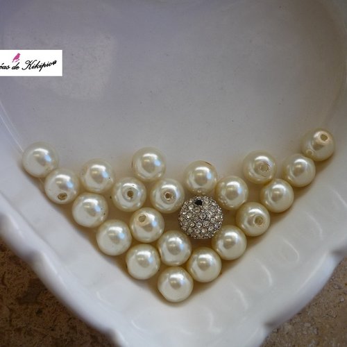 21 perles blanches nacrées et 1 perle strass