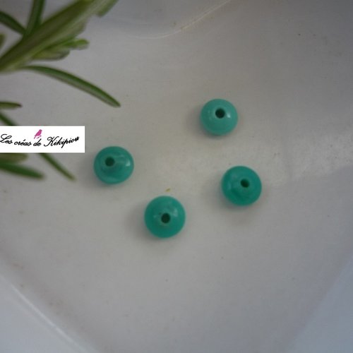 4 petites perles en céramique vert jade