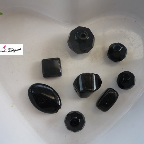 8 perles noires en verre de différentes formes