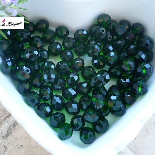 42 perles à facettes vertes en verre