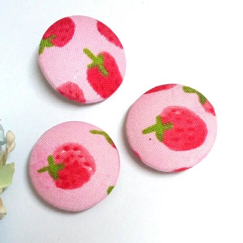 Lot de 3 boutons recouverts de tissu fantaisie "fraises"