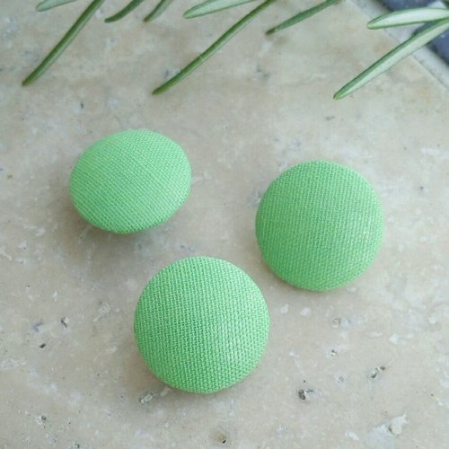 Lot de 3 boutons recouverts de tissu uni vert
