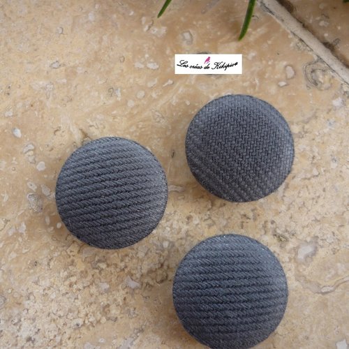 3 boutons recouverts de tissu uni gris de 20mm