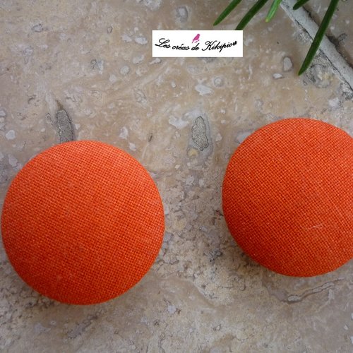 2 boutons recouverts de tissu uni orange de 28mm