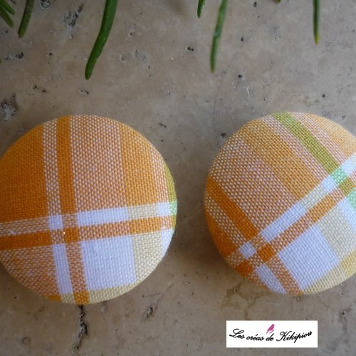 2 boutons recouverts de tissu fantaisie de 28mm