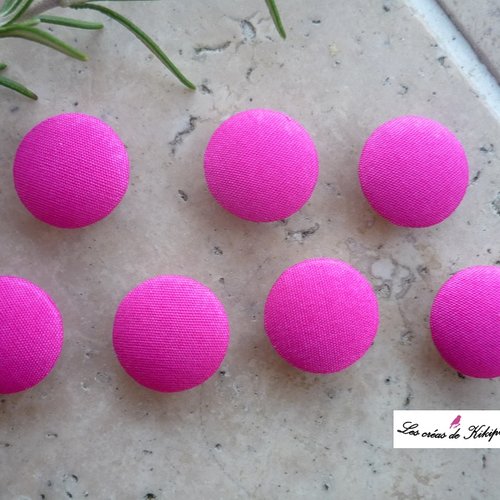 7 boutons recouverts de tissu uni rose vif 16mm