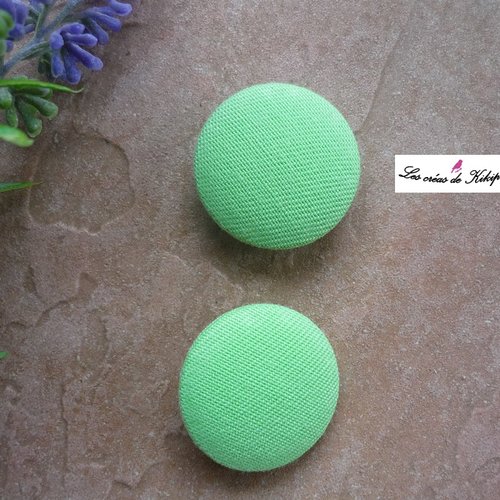 2 boutons recouverts de tissu vert uni de 28mm