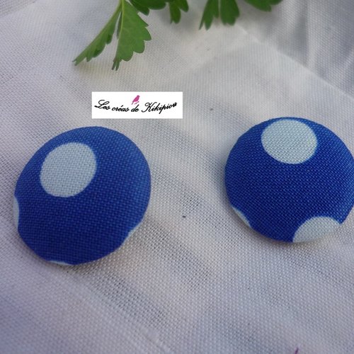 2 boutons recouverts de tissu fantaisie bleu à pois blanc de 22mm