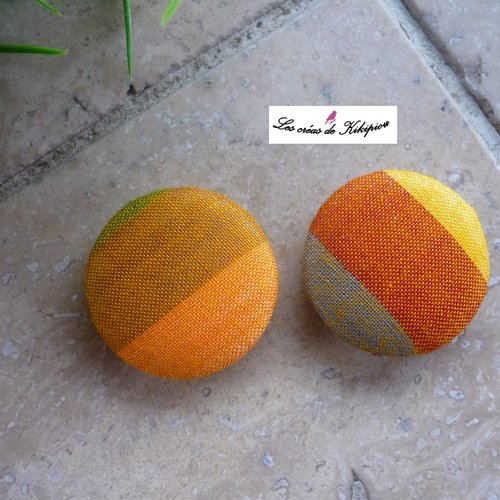 2 boutons recouverts de tissu fantaisie de 28mm