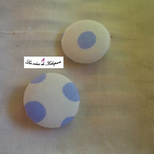 2 boutons recouverts de tissu blanc et bleu de 24mm