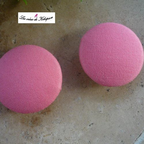 2 boutons recouverts de tissu rose uni de 36 mm