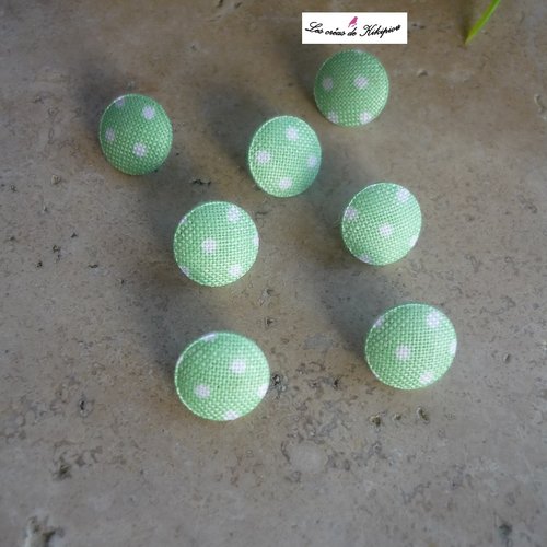 7 boutons recouverts de tissu vert à pois blancs de 10 mm