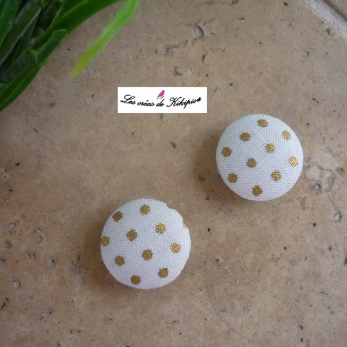 2 boutons recouverts de tissu fantaisie à pois or sur fond blanc de 18 mm