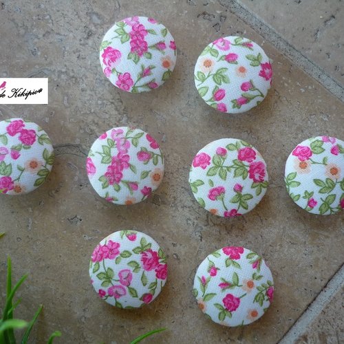 8 boutons recouverts de tissu fantaisie à motif fleurettes sur fond blanc de 24 mm
