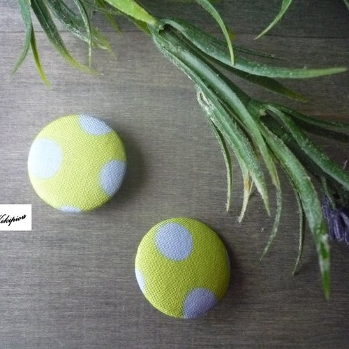 2 boutons recouverts de tissu fantaisie de 24mm