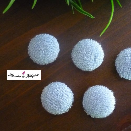 5 boutons recouverts de tissu éponge bleu ciel de 24mm