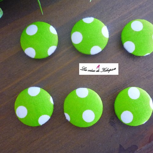 6 boutons recouverts de tissu vert anis à pois blancs  de 24 mm